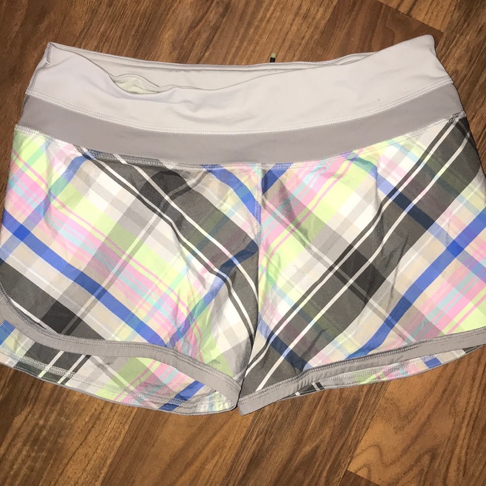 Lululemon 6 plaid running shorts